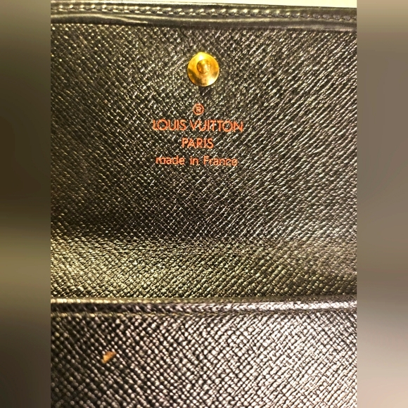 Authentic LV Black ⚫️ Epi Wallet - Picture 7 of 9